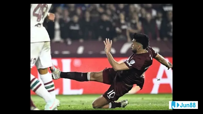 Hành động trong trận đấu giữa Fluminense và Lanus
