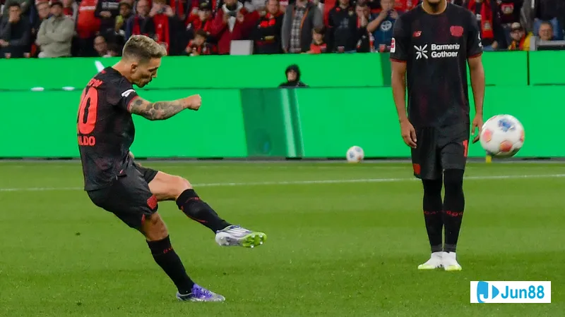 Cầu thủ Bayer Leverkusen dũng mãnh tranh chấp bóng với cầu thủ PSV trong trận đấu gay cấn