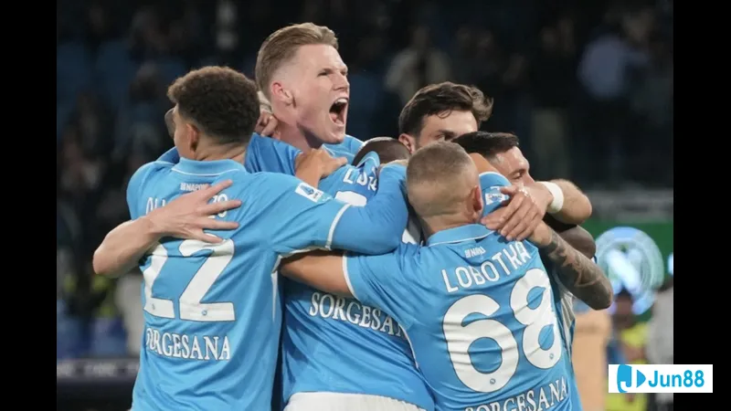 Cầu thủ Napoli vượt qua cầu thủ Como trong một pha đi bóng tinh tế trên sân cỏ Cầu thủ Napoli vượt qua cầu thủ Como trong một pha đi bóng tinh tế trên sân cỏ