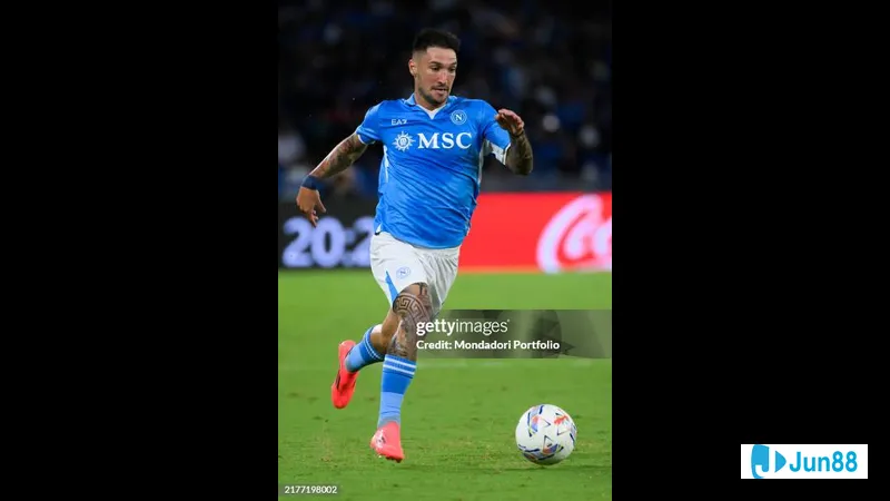 Cầu thủ Napoli dùng kỹ thuật cá nhân vượt qua cầu thủ Como trong trận đấu Cầu thủ Napoli dùng kỹ thuật cá nhân vượt qua cầu thủ Como trong trận đấu