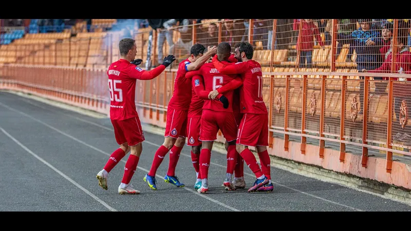 Cầu thủ của Pyunik Yerevan và Ararat Armenia đang tranh chấp bóng trên sân cỏ Cầu thủ của Pyunik Yerevan và Ararat Armenia đang tranh chấp bóng trên sân cỏ