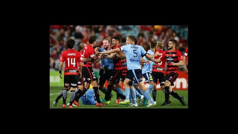 Cầu thủ của WS Wanderers tấn công mạnh mẽ trước hàng phòng ngự của Sydney FC. Cầu thủ của WS Wanderers tấn công mạnh mẽ trước hàng phòng ngự của Sydney FC.
