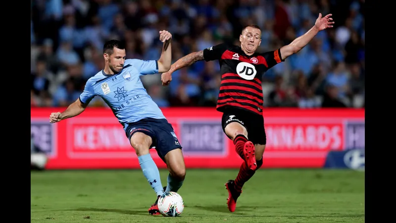 Cầu thủ của WS Wanderers dốc sức chạy tới bóng trước sự áp sát từ cầu thủ Sydney FC Cầu thủ của WS Wanderers dốc sức chạy tới bóng trước sự áp sát từ cầu thủ Sydney FC