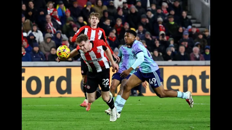 Cầu thủ Arsenal với số áo 10 tạo khoảnh khắc nguy hiểm trước khung thành đội Brentford