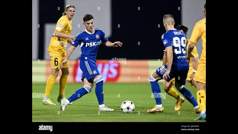 Cầu thủ Dortmund với quả đá phạ tuyệt vời vào góc xa khung thành của Bodo/Glimt