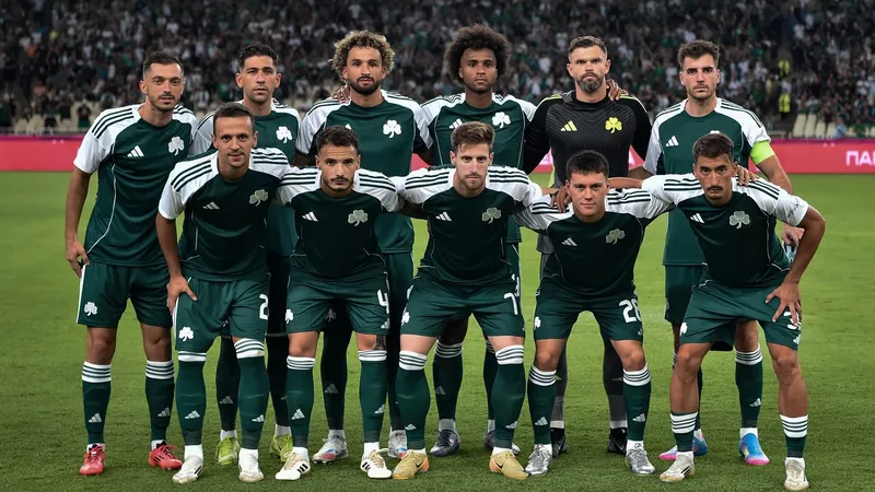 Cầu thủ Panathinaikos thực hiện cú sút mạnh từ ngoài vòng cấm, với sự áp đảo của đội…