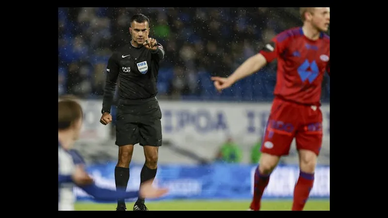 Cầu thủ Porto vượt qua hậu vệ của Malmo bằng kỹ thuật đi bóng tinh tế Cầu thủ Porto vượt qua hậu vệ của Malmo bằng kỹ thuật đi bóng tinh tế